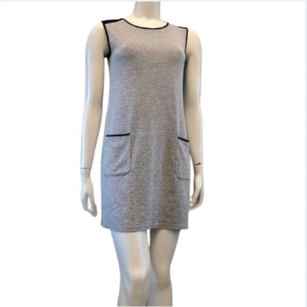 LA CLASSE COUTURE grey and black sleeveless casual pocket dress. Relaxed fit.